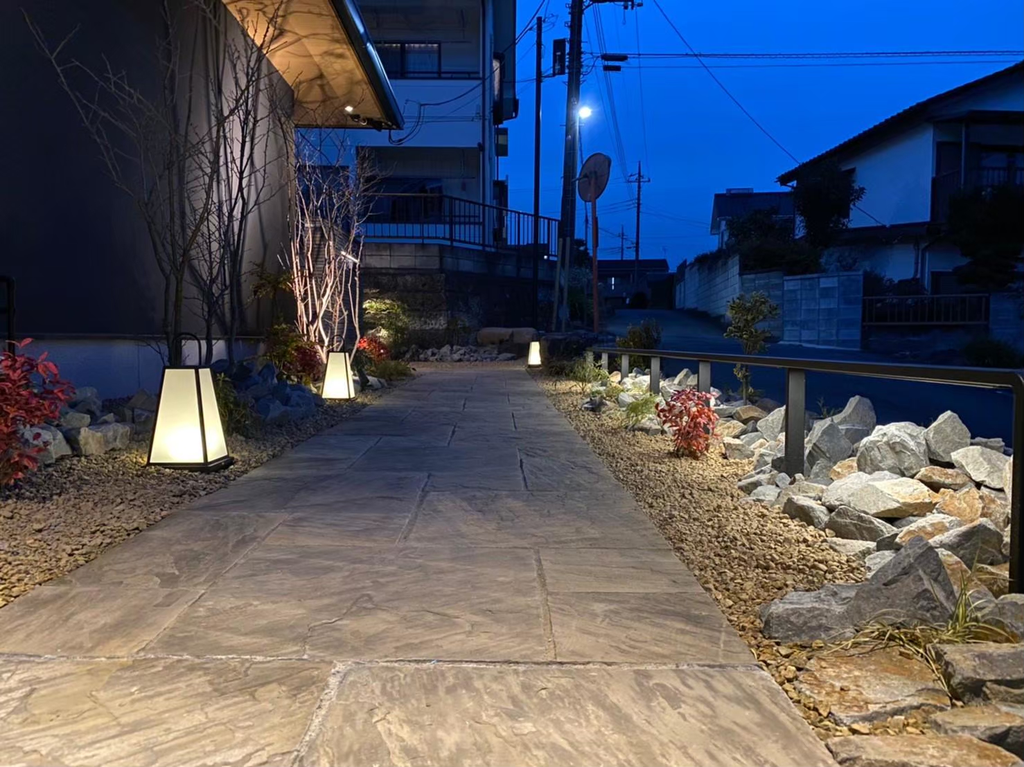 沖縄市の庭を気軽にメンテナンス！タイルの魅力を引き出すエクステリア工事